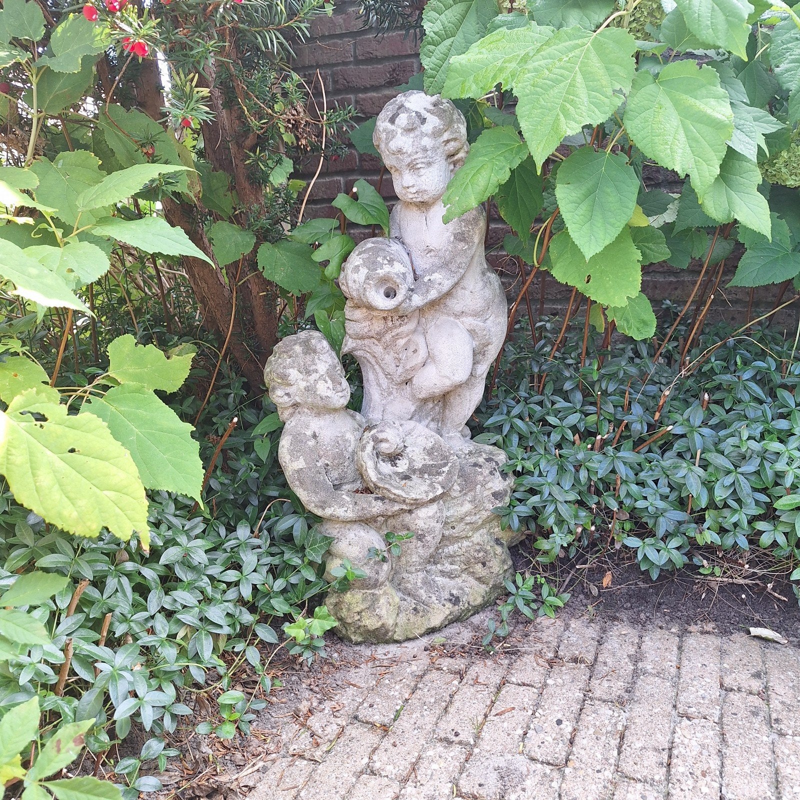 Stenen tuinbeeld met cherubijnen, Ophalen, Steen