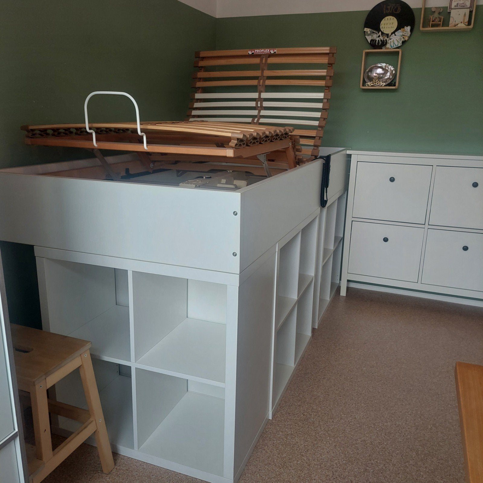 Bed op Kallax kasten bergruimte elec. lattenbodem, Huis en Inrichting, 90 cm, Eenpersoons, Wit, Ophalen of Verzenden