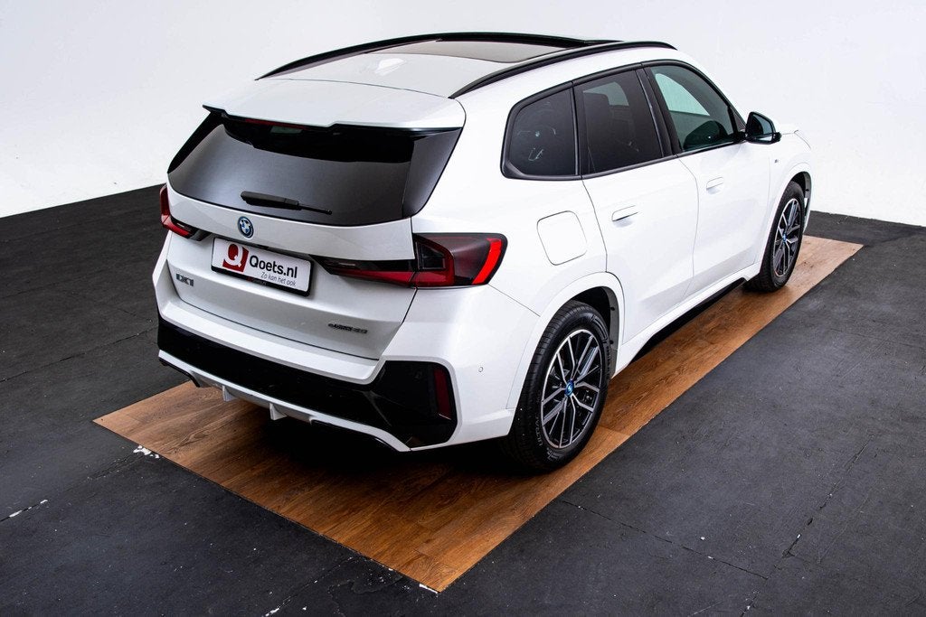 BMW iX1 eDrive20 67 kWh M Sport - Panoramadak - Driving Assi, Auto's, BMW, 12 maanden, 514 km, Gebruikt, Zwart