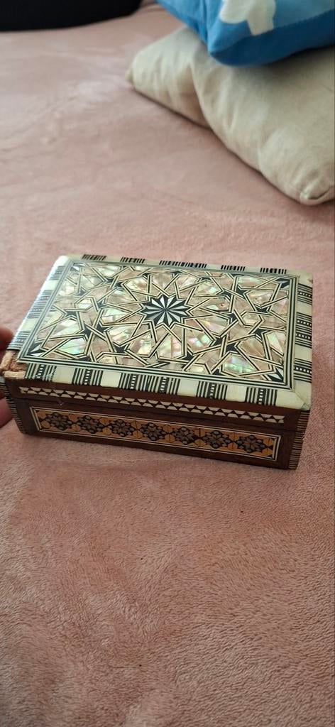 Decoratieve houten doos met parelmoer inleg, Minder dan 50 cm, Gebruikt, Overige materialen, Minder dan 50 cm