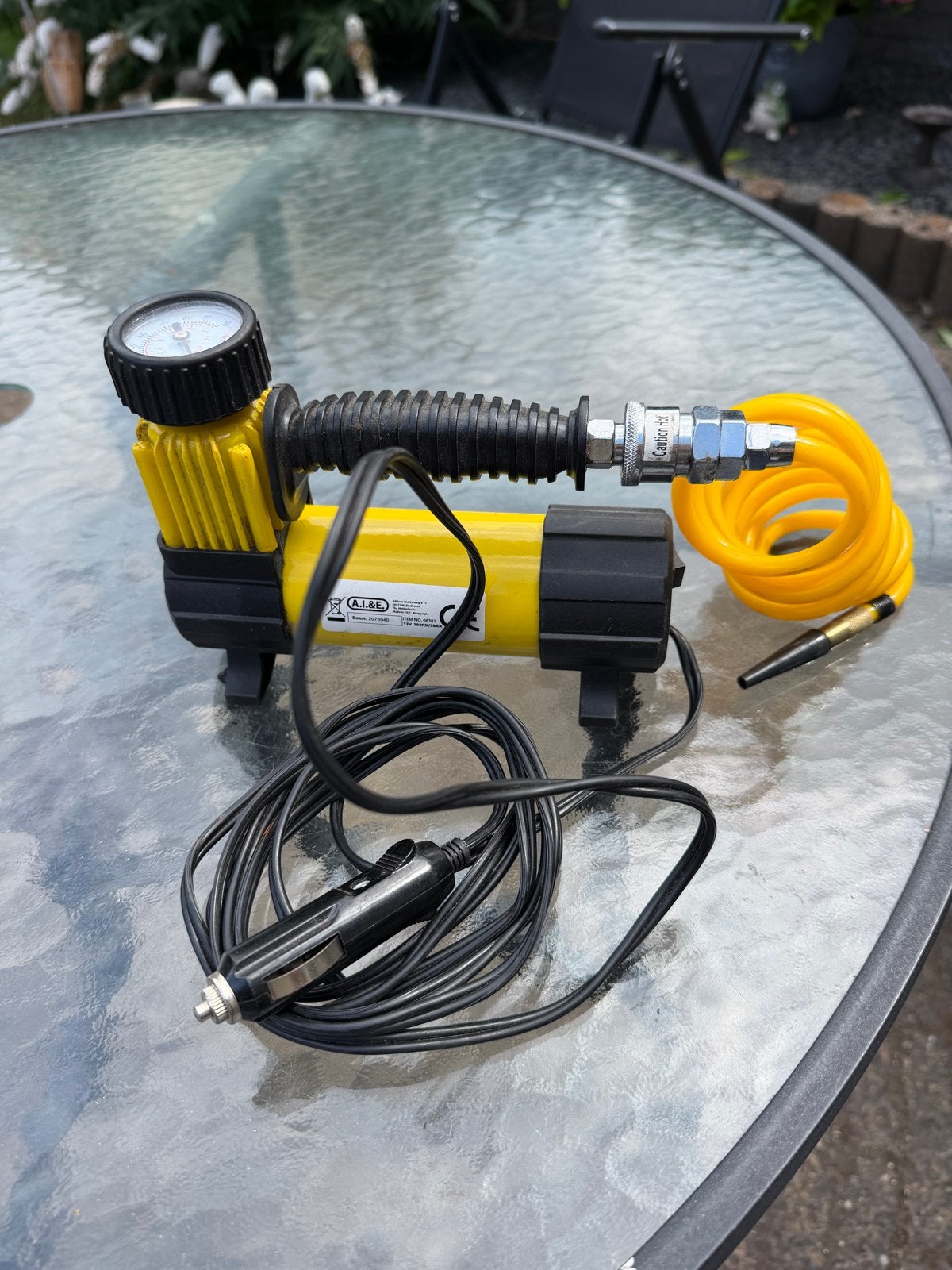 Compacte 12V Luchtcompressor met Manometer, Ophalen of Verzenden, Gebruikt