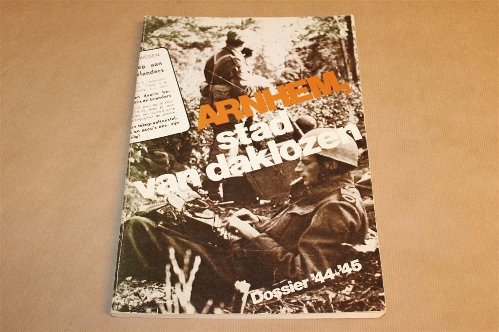 Arnhem, Stad van Daklozen — Dossier \'44-\'45 — WO2, Boeken, Ophalen of Verzenden, Gelezen