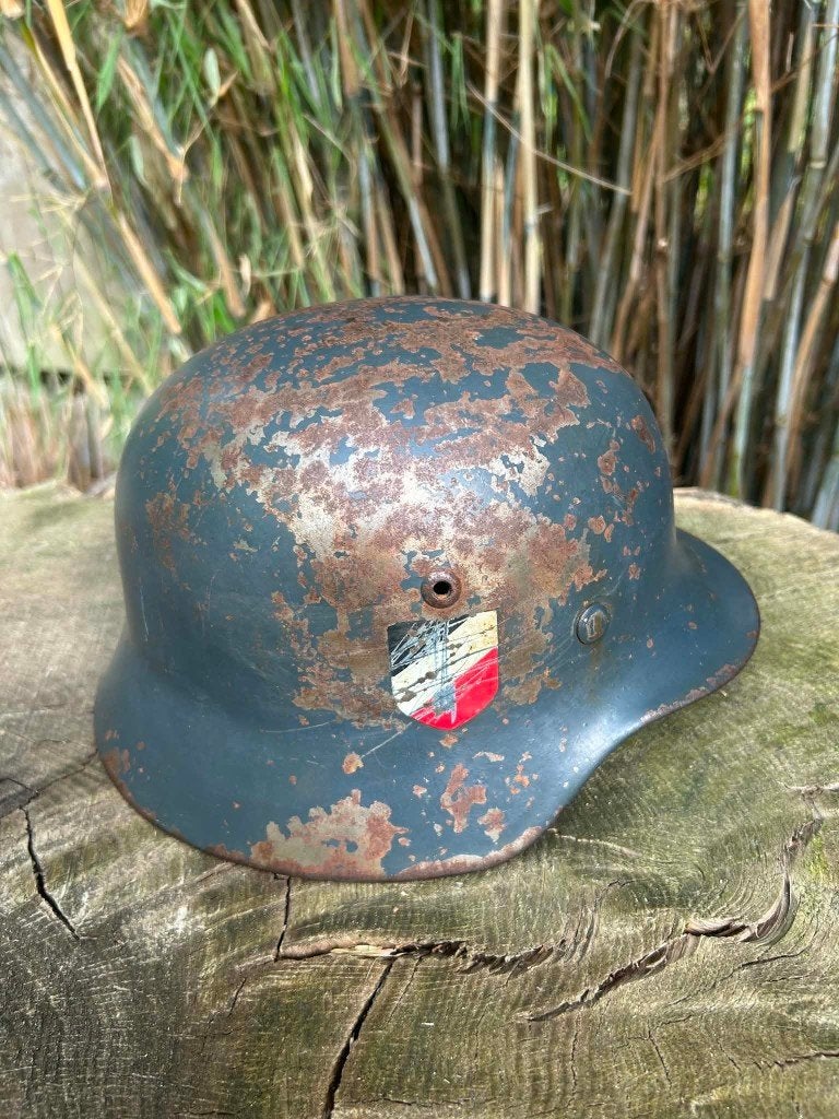 Duitse WO2 helm (verf verkocht als reproductie), Ophalen of Verzenden, Duitsland, Helm of Baret