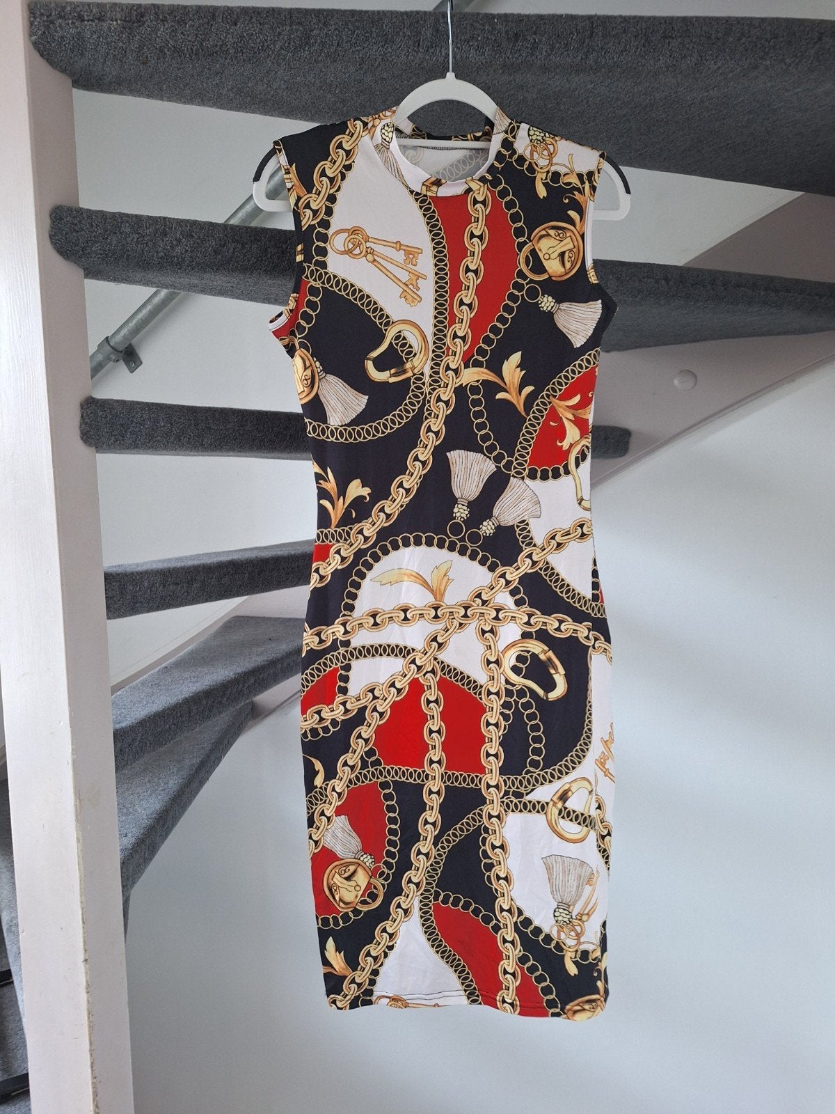 Stijlvolle jurk met kettingprint - Maat L, Kleding | Dames, Jurken, Zo goed als nieuw, Maat 42/44 (L), Meerkleurig, Knielengte
