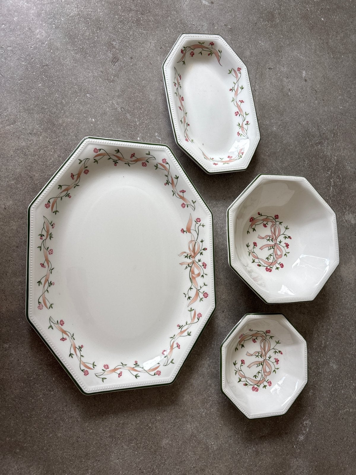 Johnson Bros. servies set met bloemen en linten, Ophalen