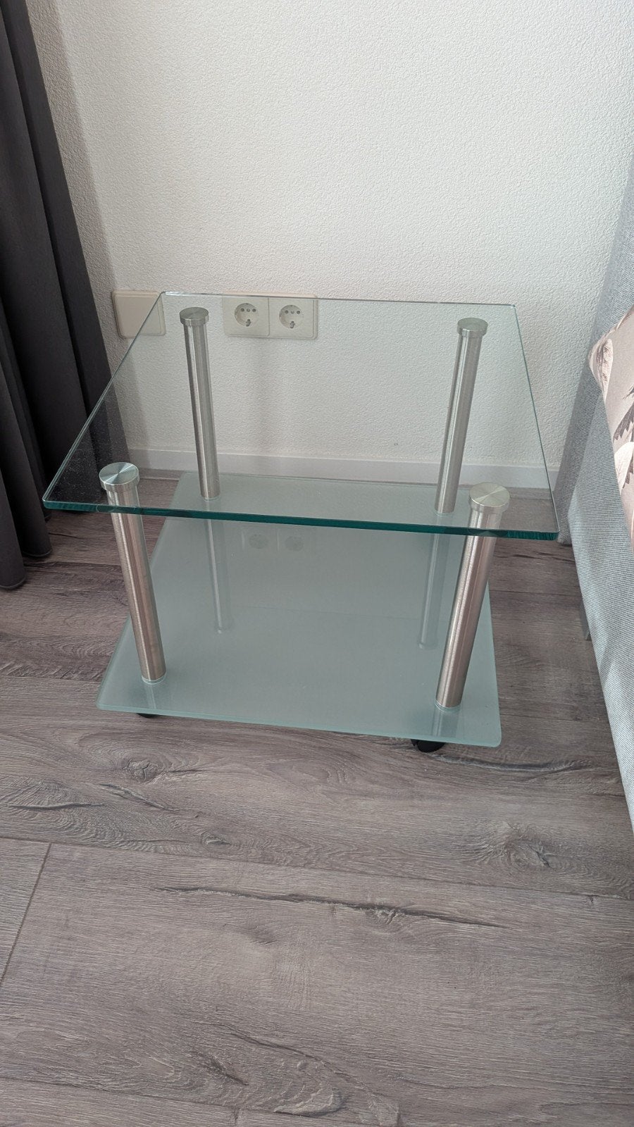 Glazen bijzettafel met metalen poten, Huis en Inrichting, Ophalen, Minder dan 45 cm, Minder dan 55 cm, Gebruikt