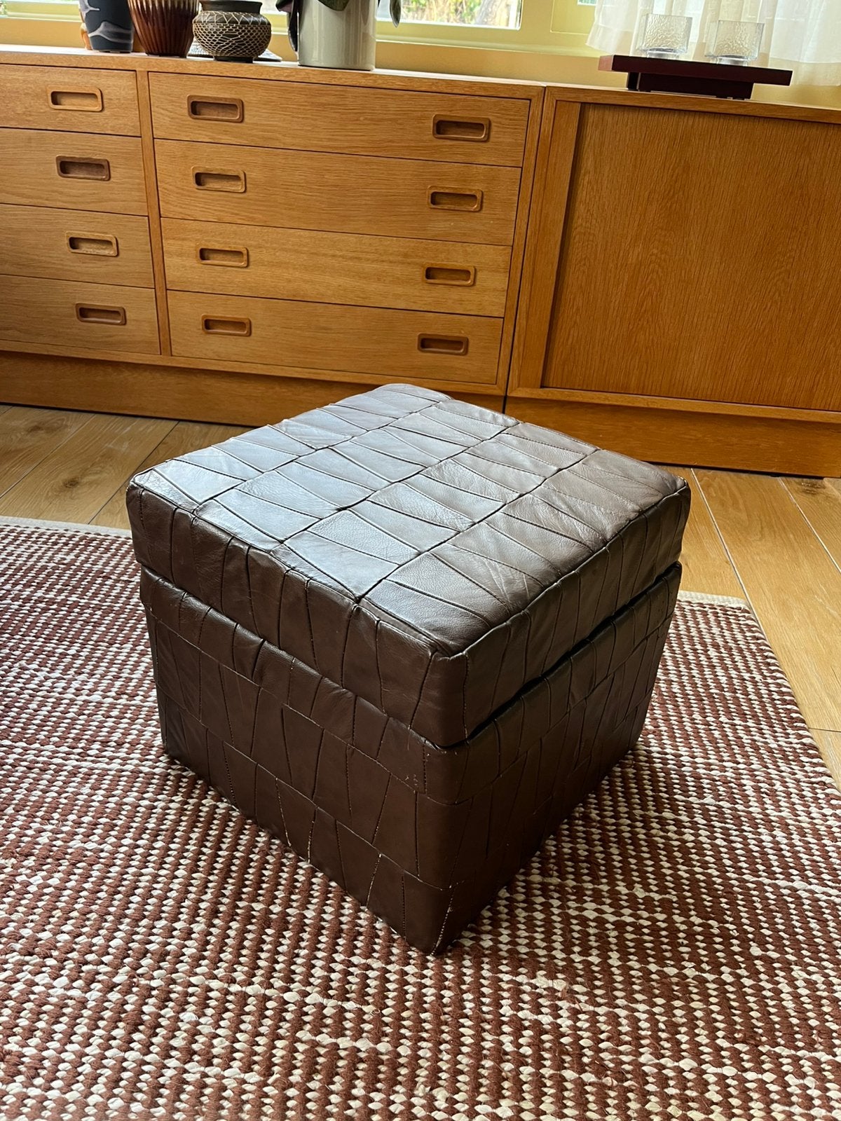poef vintage patchwork bruin leer vierkant opbergpoef retro, Ophalen, Zo goed als nieuw, Leer, Minder dan 50 cm