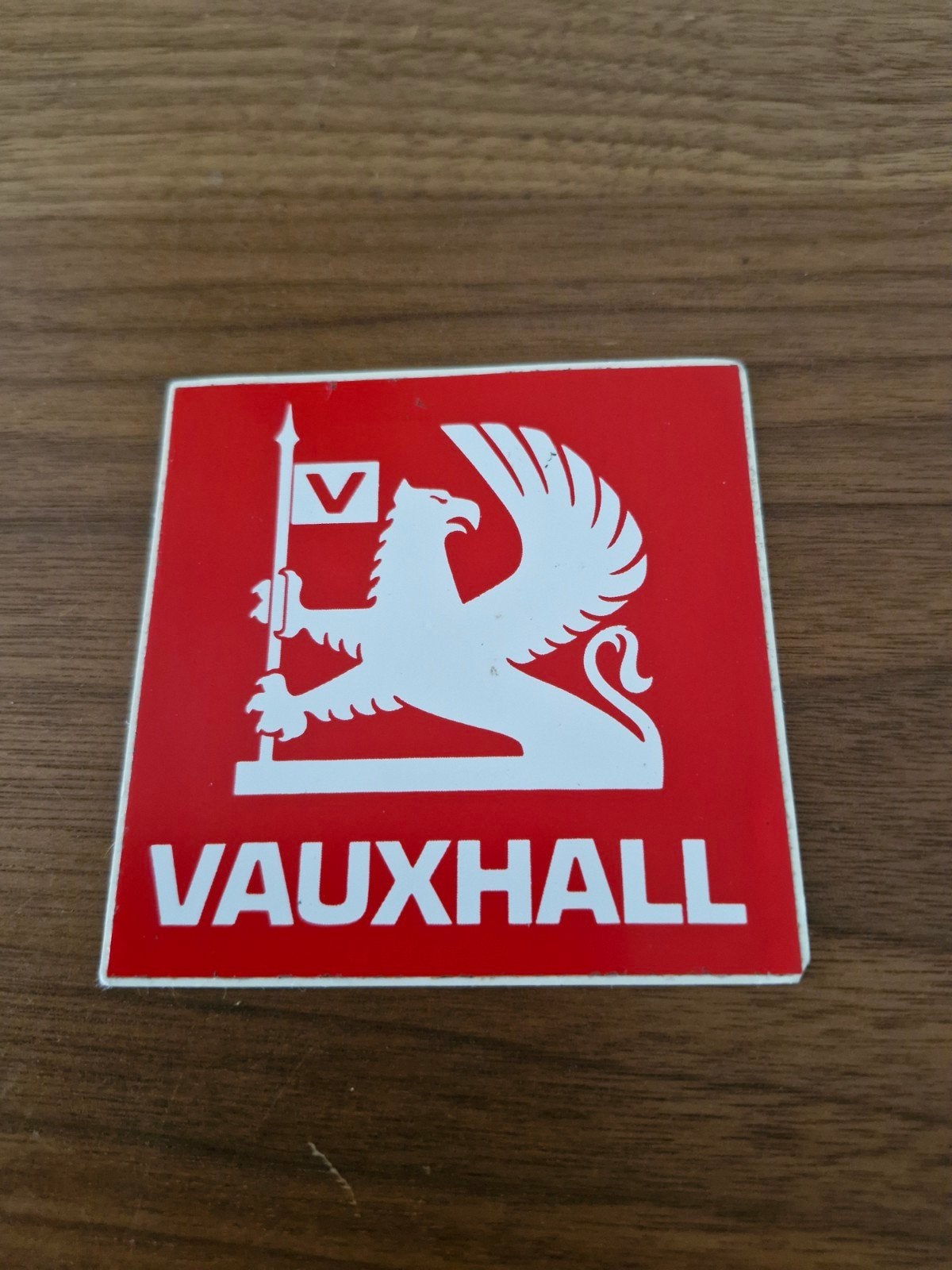 122 Vauxhall Sticker - Rood met Wit Logo