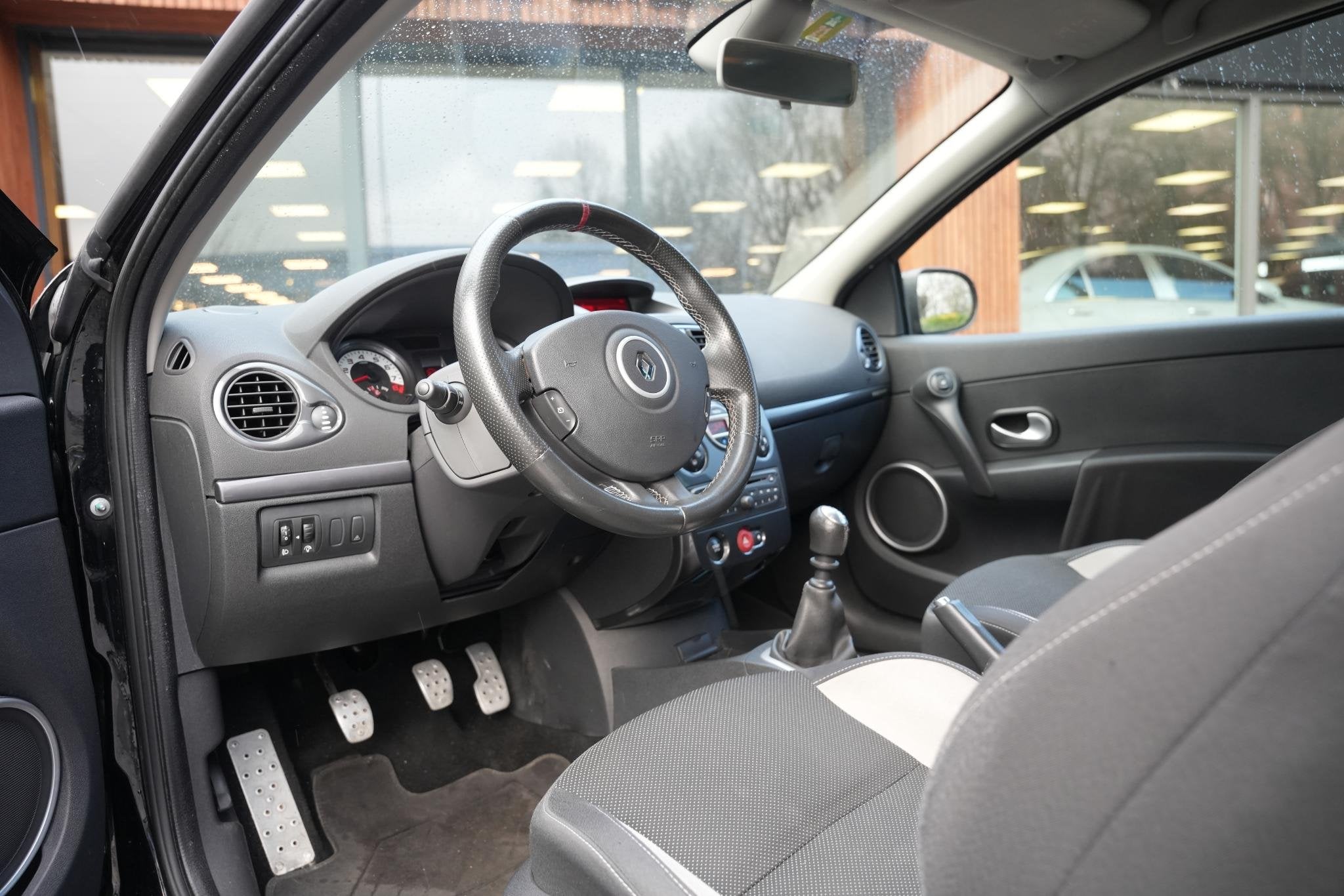 Renault Clio 2.0 RS 200PK Clima Cruise Keyless, Voorwielaandrijving, Gebruikt, Automatische klimaatregeling, 4 cilinders
