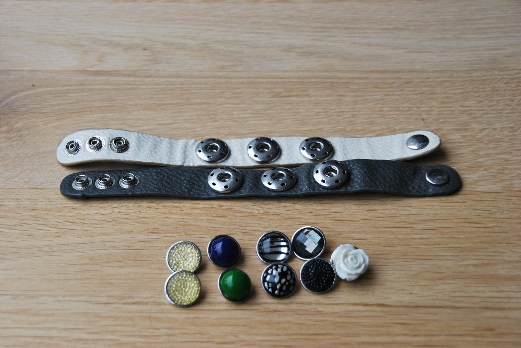 2 Leren polsbandjes met 9 knopjes, Ophalen of Verzenden, Gebruikt, Zilver, Staal