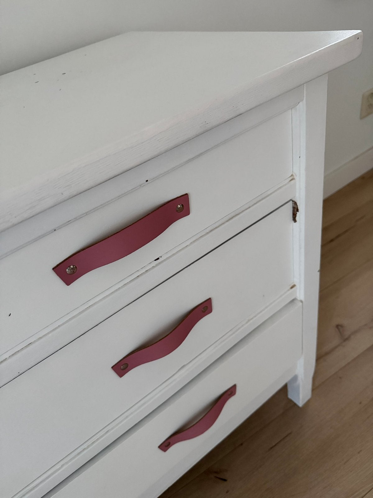 Klassieke witte commode met roze handgrepen, Gebruikt, 50 tot 70 cm, 100 cm of meer, Commode