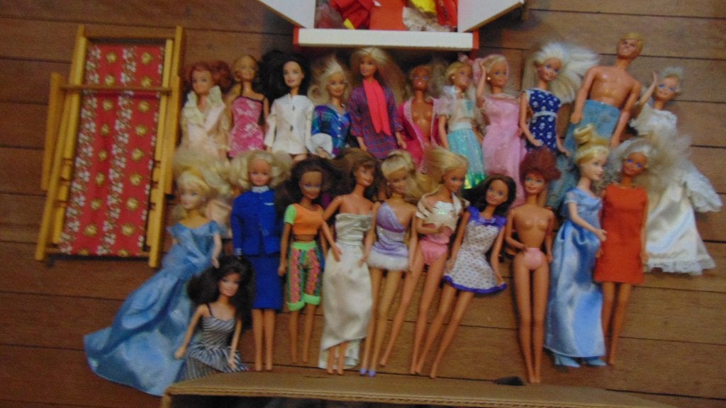 Grote doos met 30 a 40 Barbie poppen en accessoires, Ophalen of Verzenden, Gebruikt, Barbie