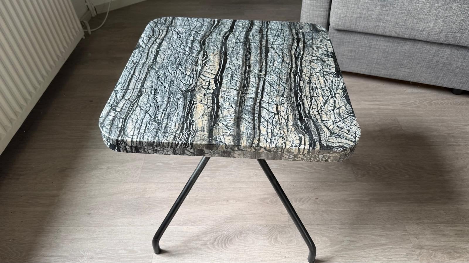 Bijzettafel met marmerlook blad en metalen onderstel, Huis en Inrichting, Ophalen, Minder dan 55 cm, Modern, Industrieel, Vierkant