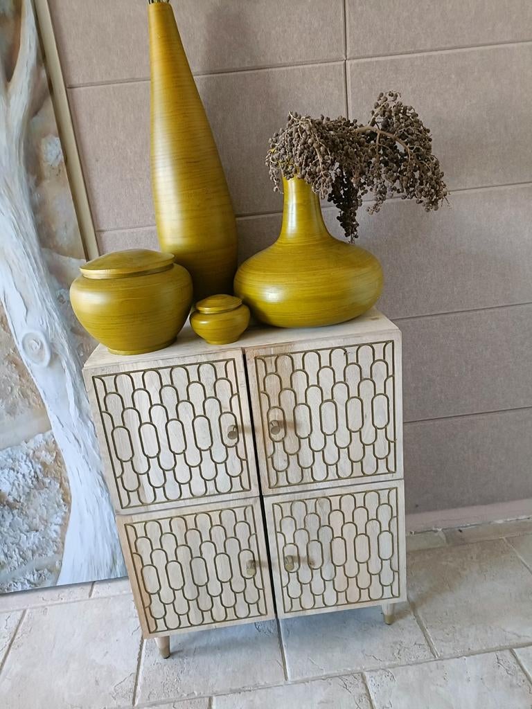 Mooi massief mangohout bewerkt opbergkastje met 4 deurtjes, Huis en Inrichting, Kasten | Wandmeubels, Ophalen