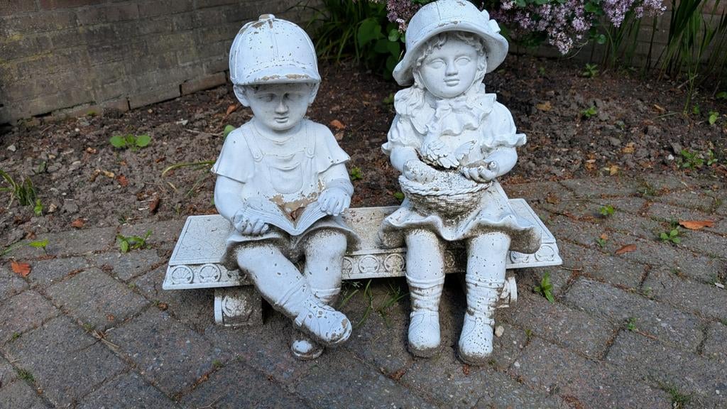 Beeldje zittende kinderen op bankje, Ophalen of Verzenden, Gebruikt, Beton, Mensenbeeld