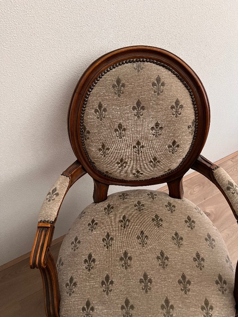 Mooi bekleed Damesstoeltje met bijpassende hocker, Huis en Inrichting, Ophalen, Gebruikt, Bruin, Klassiek
