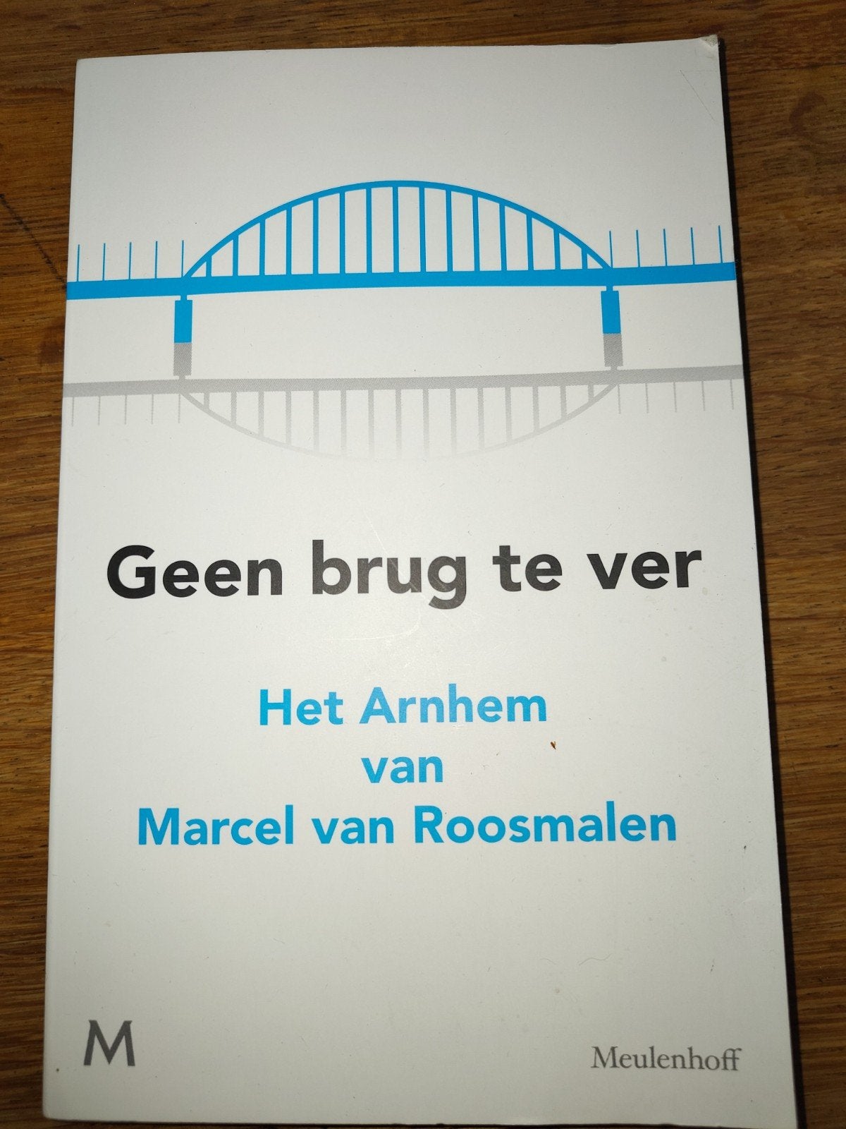 Geen brug te ver - Het Arnhem van Marcel van Roosmalen, Boeken, Ophalen of Verzenden, Zo goed als nieuw, Marcel van Roosmalen