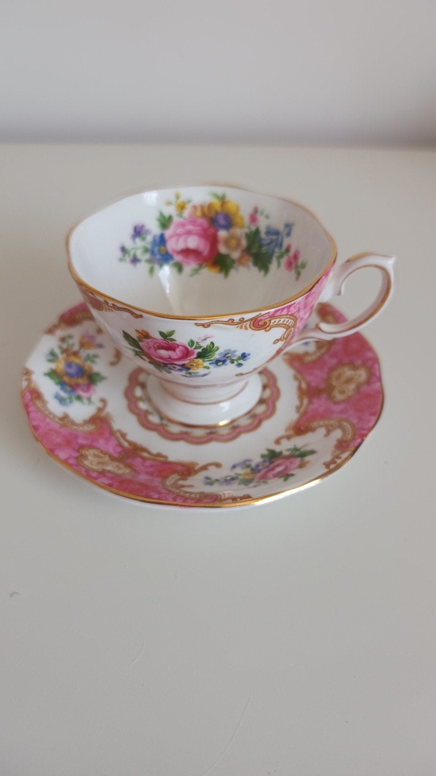 Royal Albert Lady Carlyle dames kop en schotel jaren '50, Verzamelen, Ophalen of Verzenden, Porselein, Kop en/of schotel