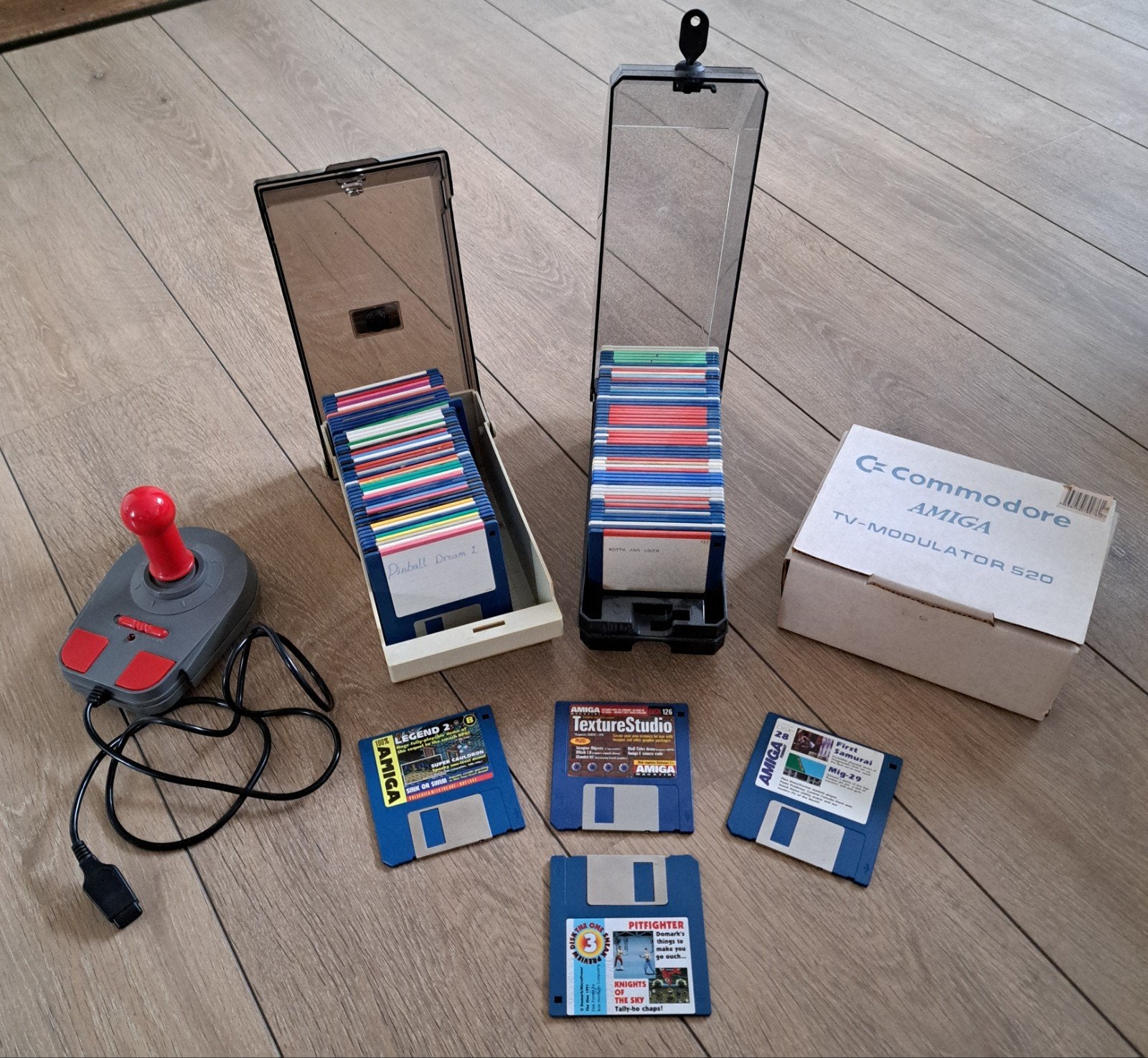 Commodore Amiga Lot: Joystick, TV-Modulator, etc., Ophalen of Verzenden, Overige merken, Gebruikt