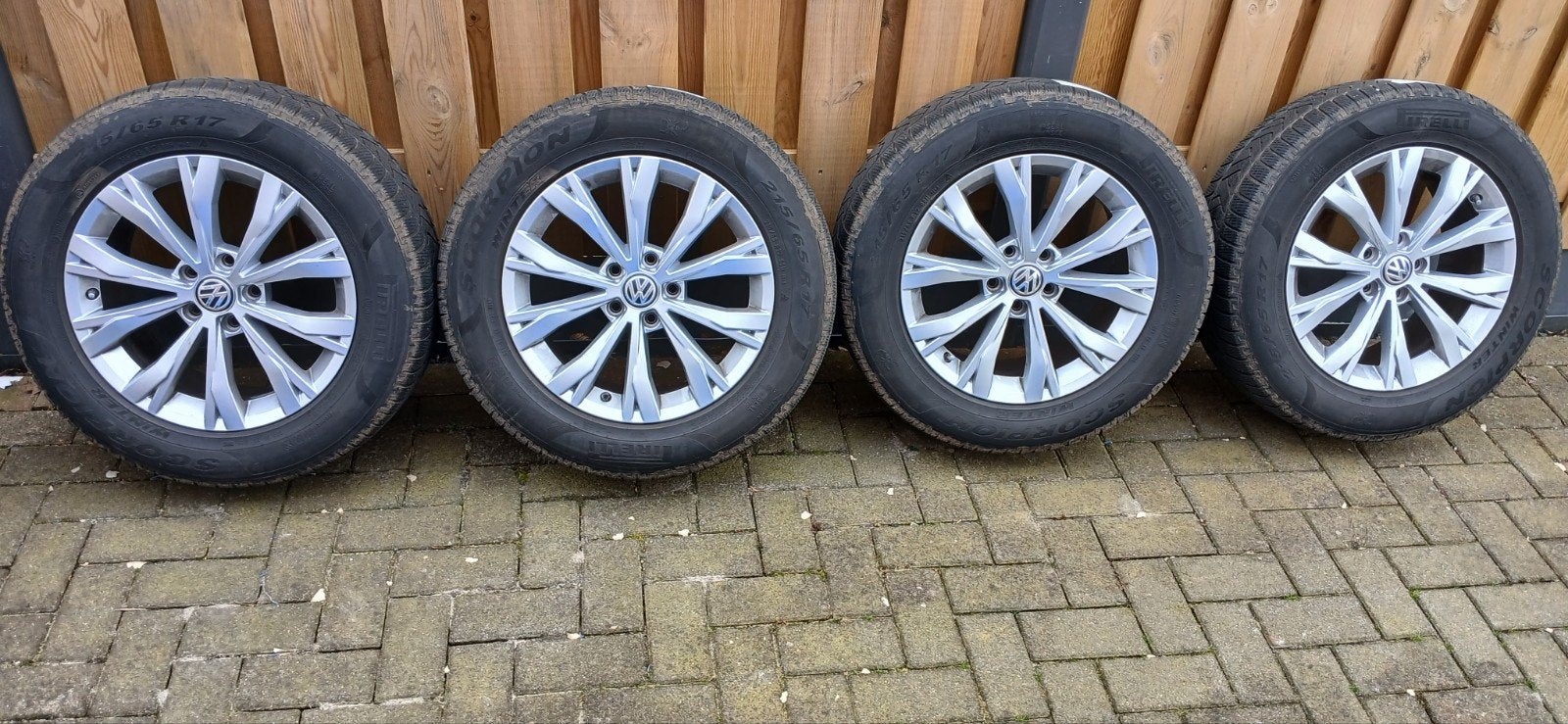 Winterbanden met velgen - Pirelli Scorpion Winter 215/65 R17, Ophalen, Banden en Velgen, 17 inch, Winterbanden