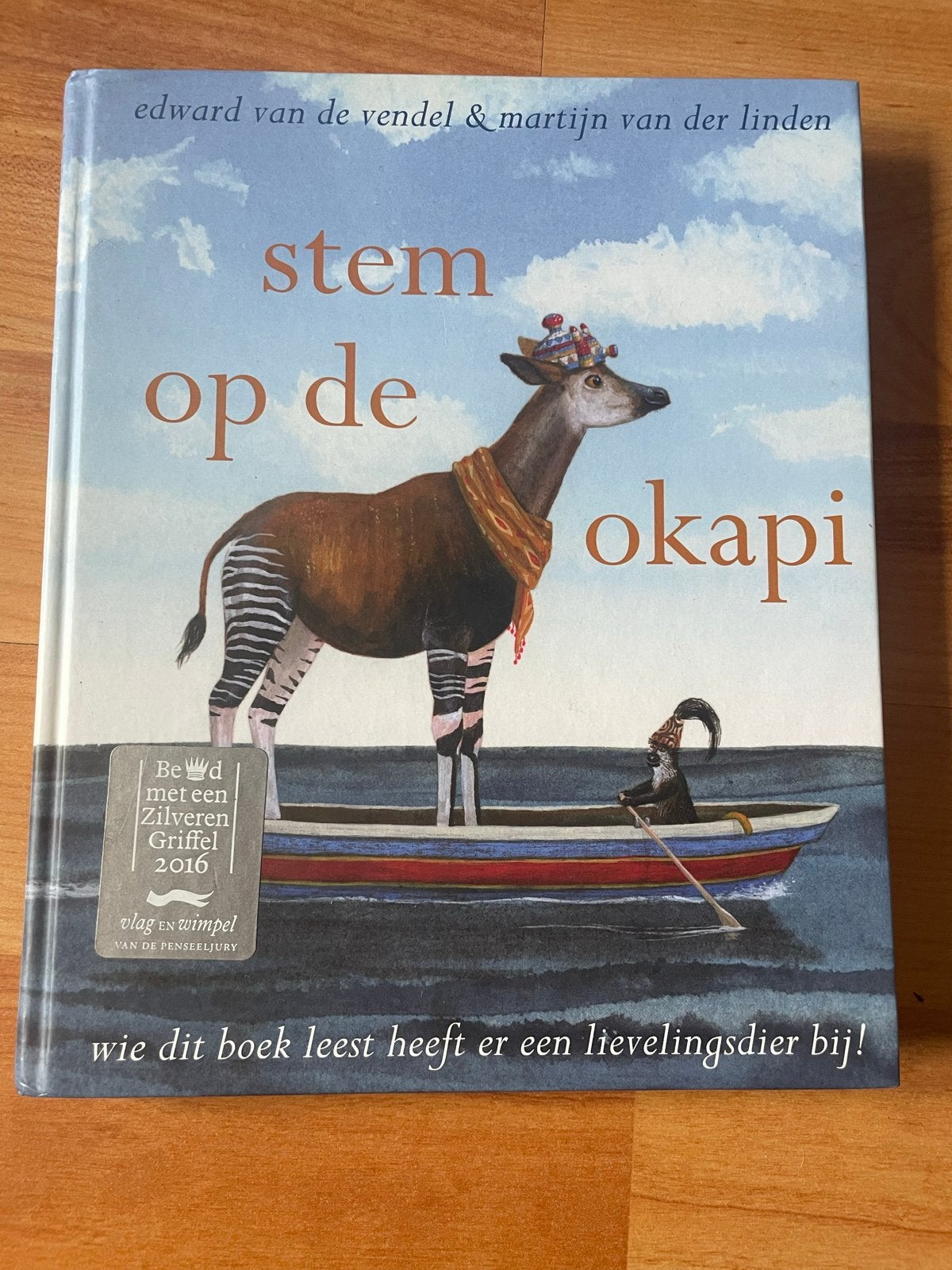Stem op de okapi - Edward van de Vendel & Martijn van der Li, Ophalen of Verzenden, Zo goed als nieuw, Non-fictie