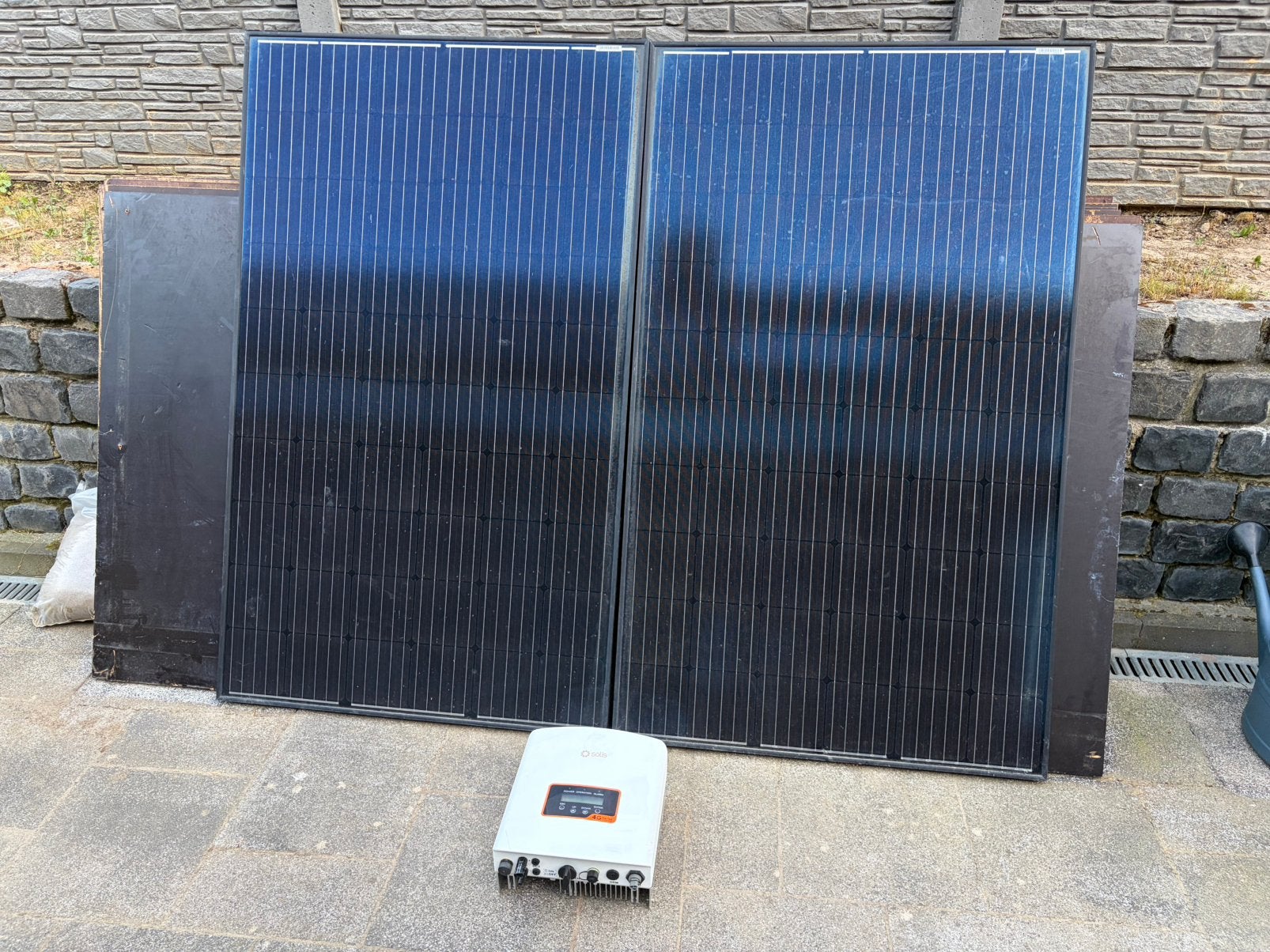 Zonnepanelen 2x295watt + Solis Mini 700 omvormer met Wifi, Doe-het-zelf en Verbouw, Ophalen, Gebruikt, Overige typen