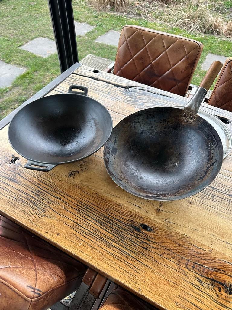 Twee wokpannen, Ophalen of Verzenden, Gebruikt, Gietijzer, Wok