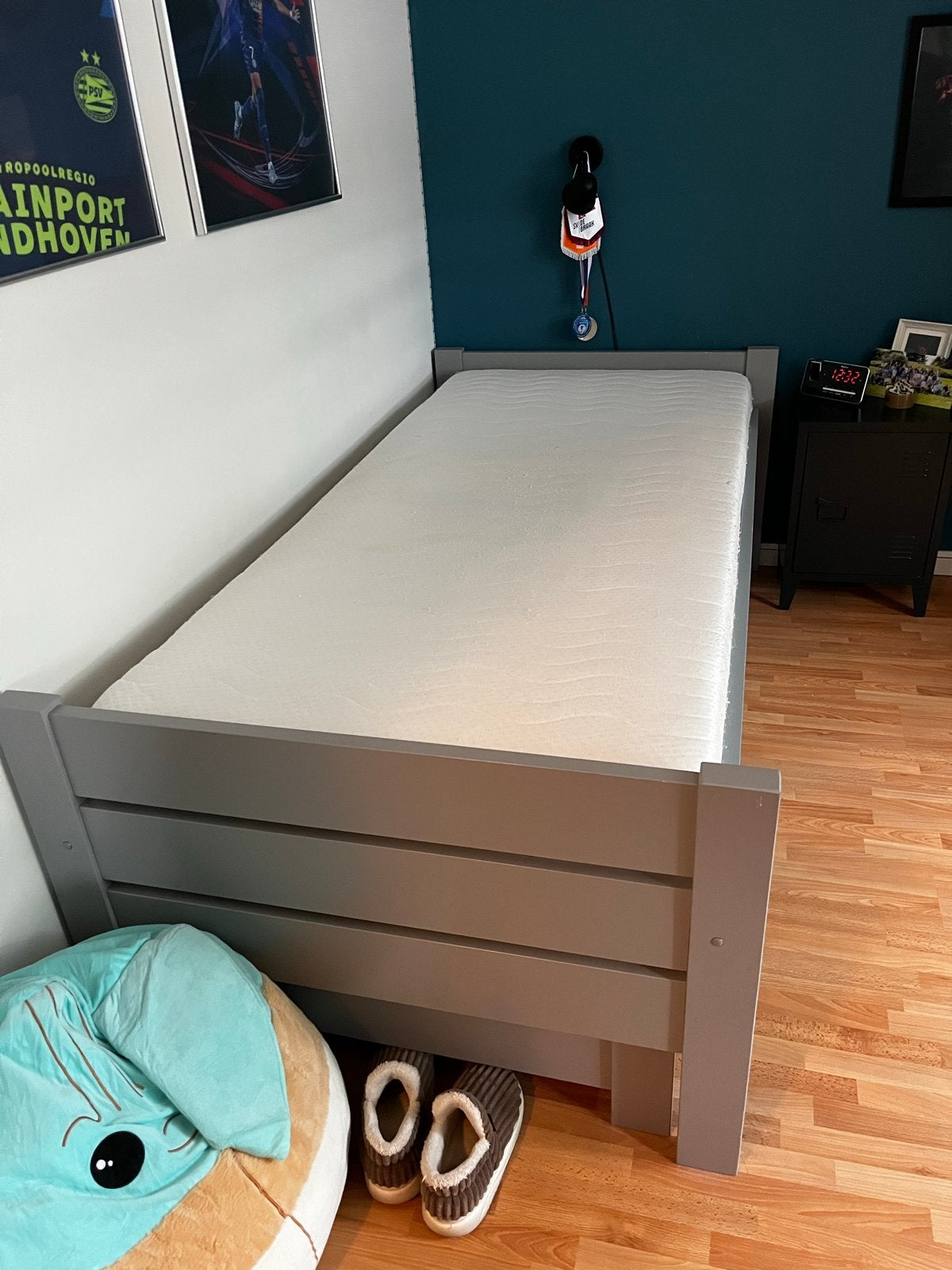Grijs eenpersoonsbed met extra onderbed lades en matras, Huis en Inrichting, Ophalen, Gebruikt, Eenpersoons, 210 cm