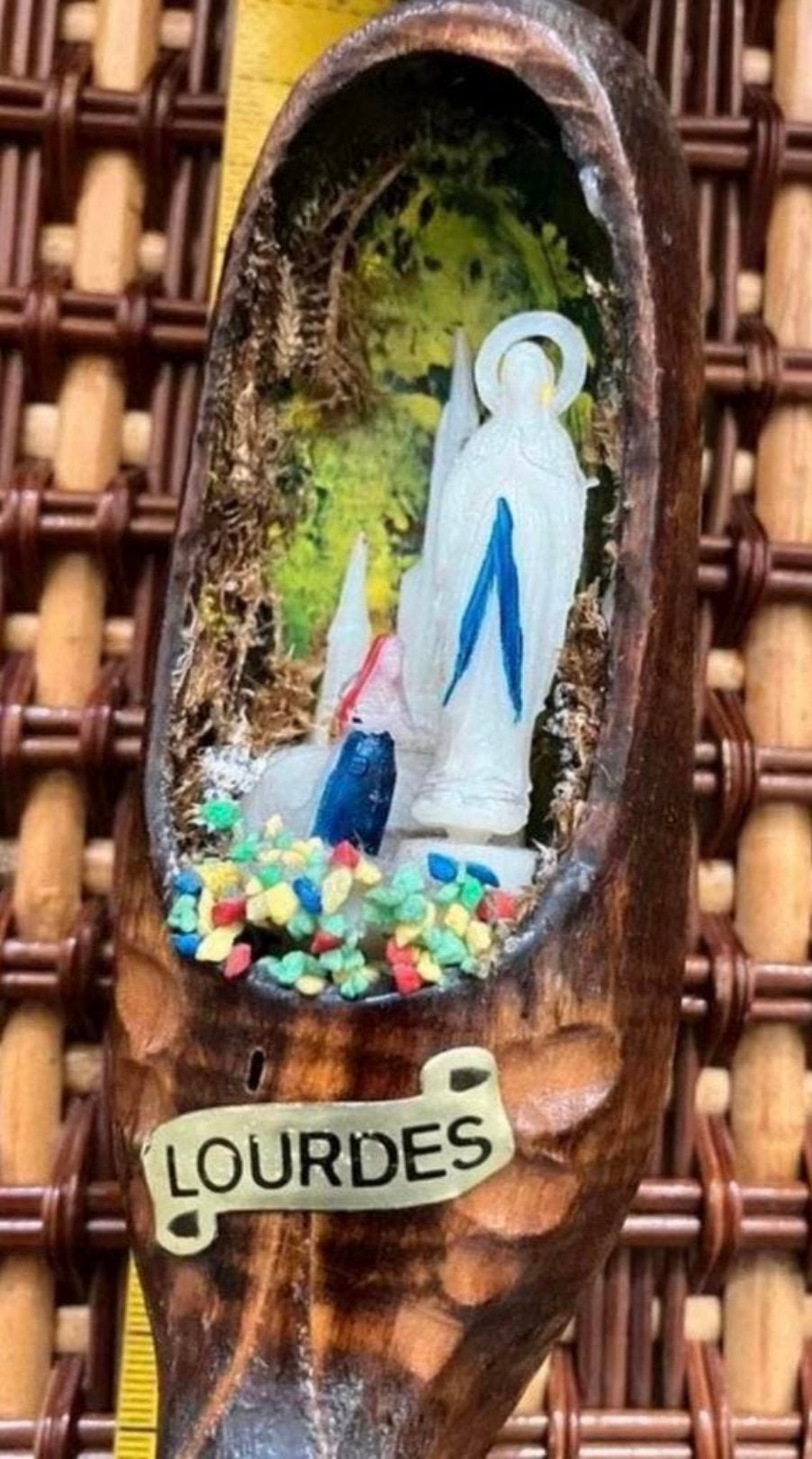 Lourdes mooie kandelaar met kaars …, Antiek en Kunst, Antiek | Religie, Ophalen of Verzenden