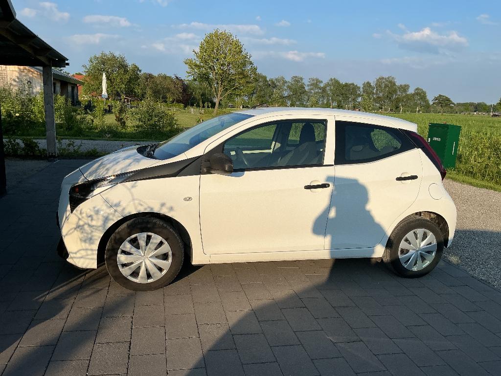 Toyota Aygo 1.0 Vvt-i 72pk 5D 2020 Wit, Auto's, Toyota, Voorwielaandrijving, Stof, Zwart, 4 stoelen