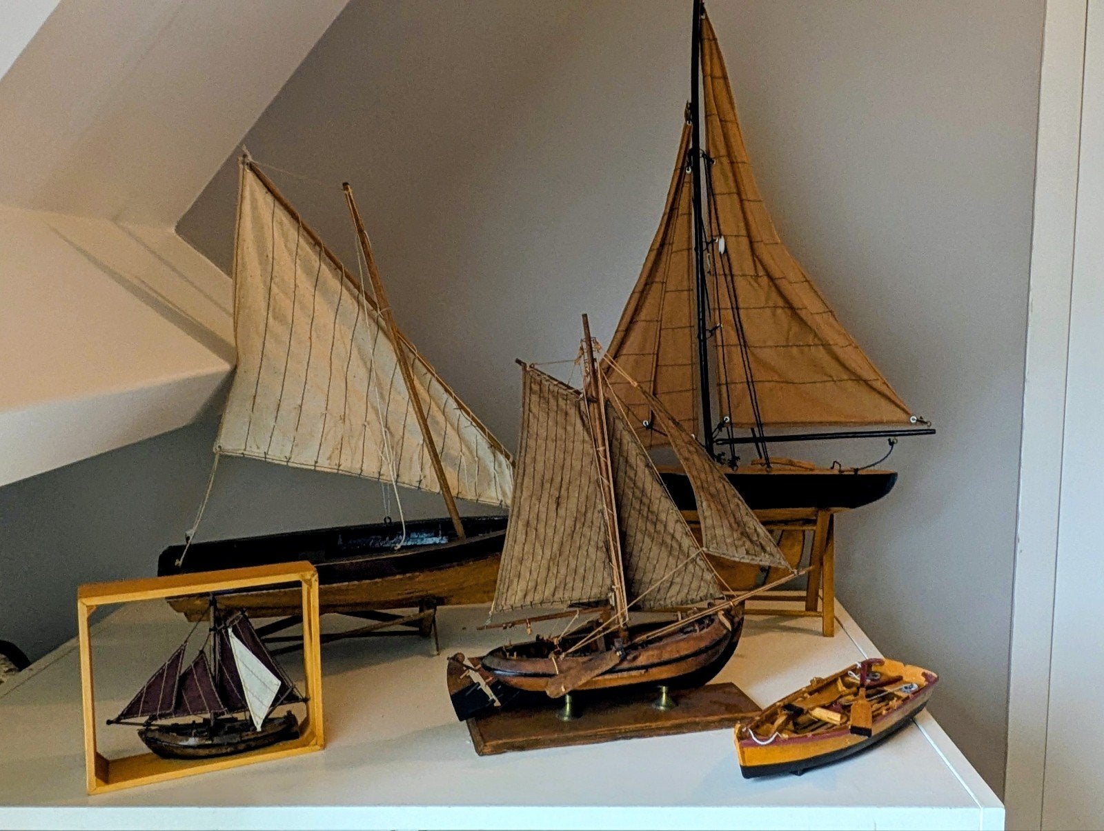 Set van 5 decoratieve zeilboten en roeibootje, Ophalen of Verzenden