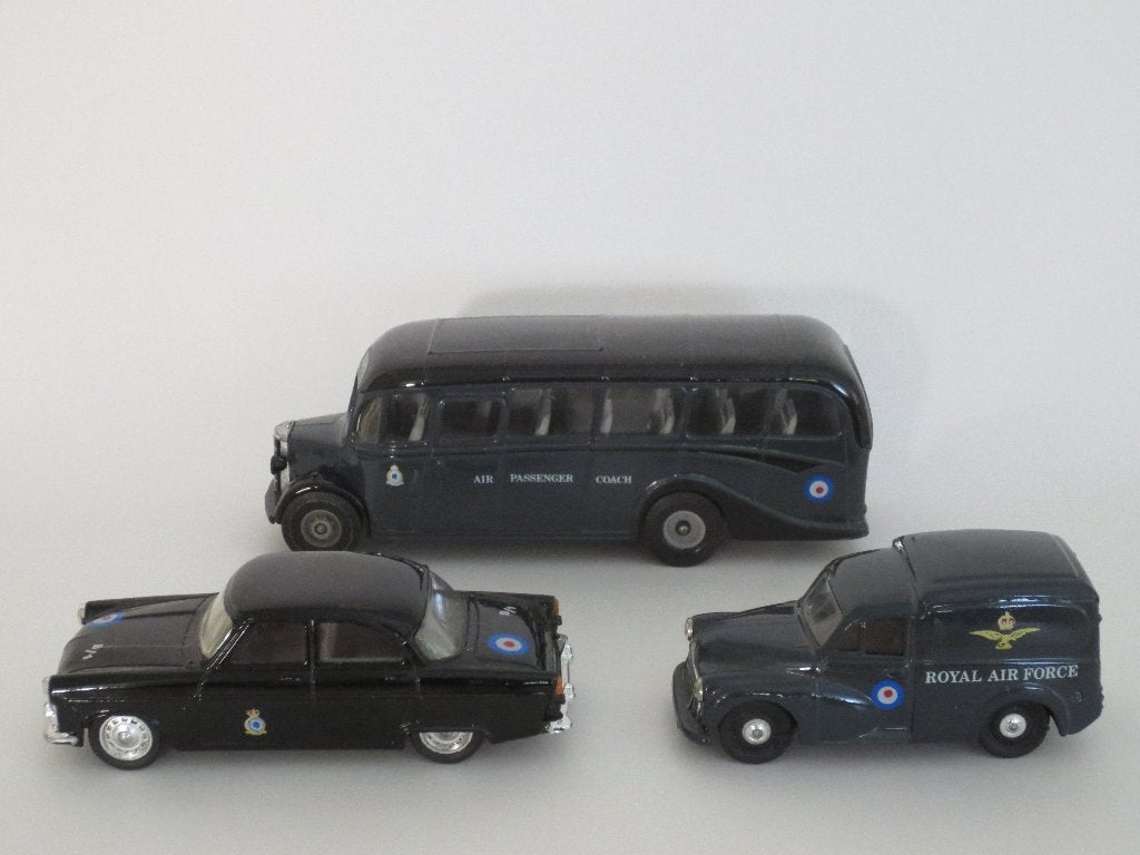 Corgi Royal Air Force autoset: Ford, Morris & Bedford bus, Ophalen of Verzenden, Zo goed als nieuw, Bus of Vrachtwagen, Corgi