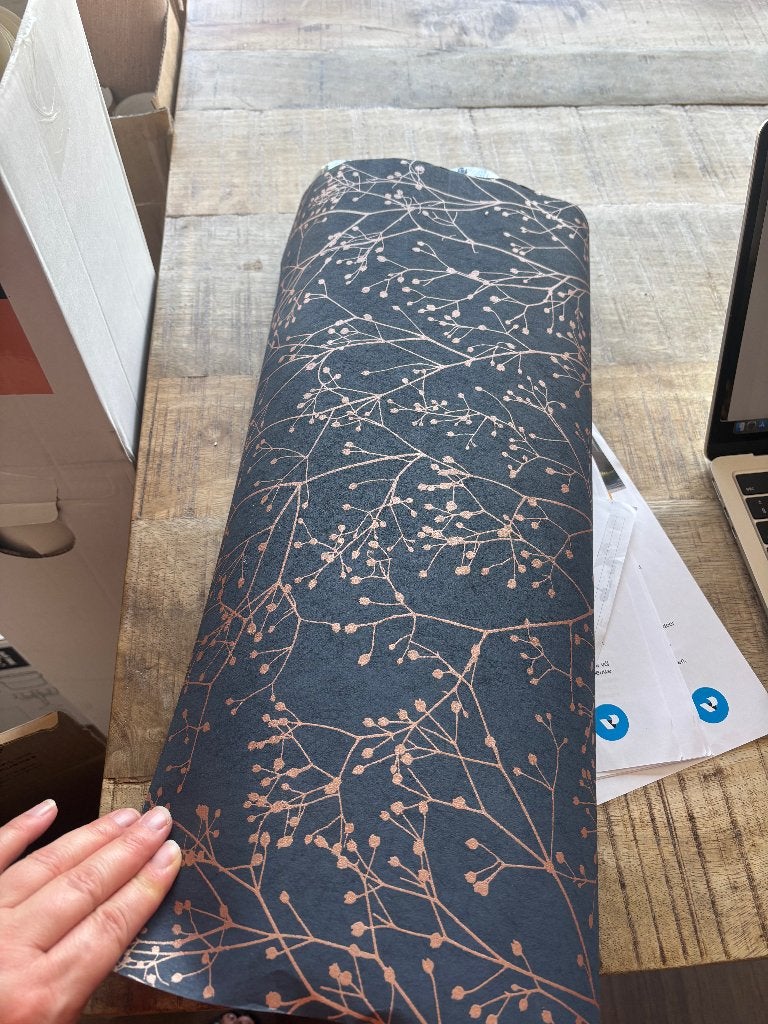Graham & Brown Gypsophila Nachtblauw / Koper Behang – 1 Rol, Graham & Brown, Bloemen, Blauw, Ophalen of Verzenden