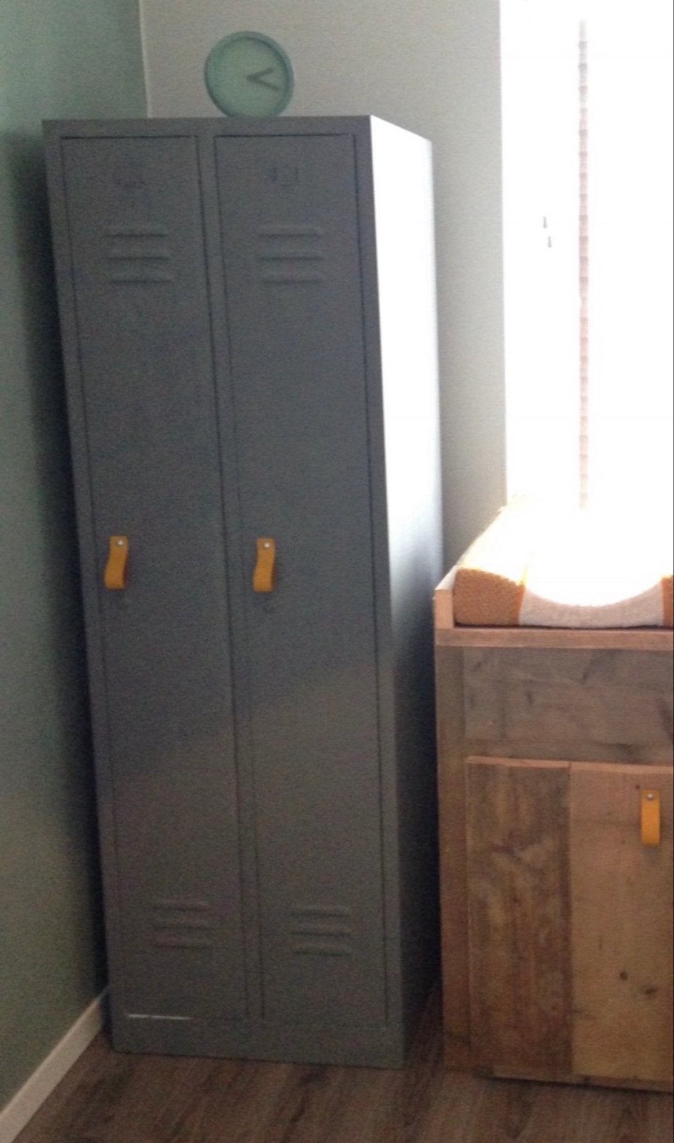 Grijze metalen locker kast met twee deuren, Huis en Inrichting, Ophalen, Gebruikt