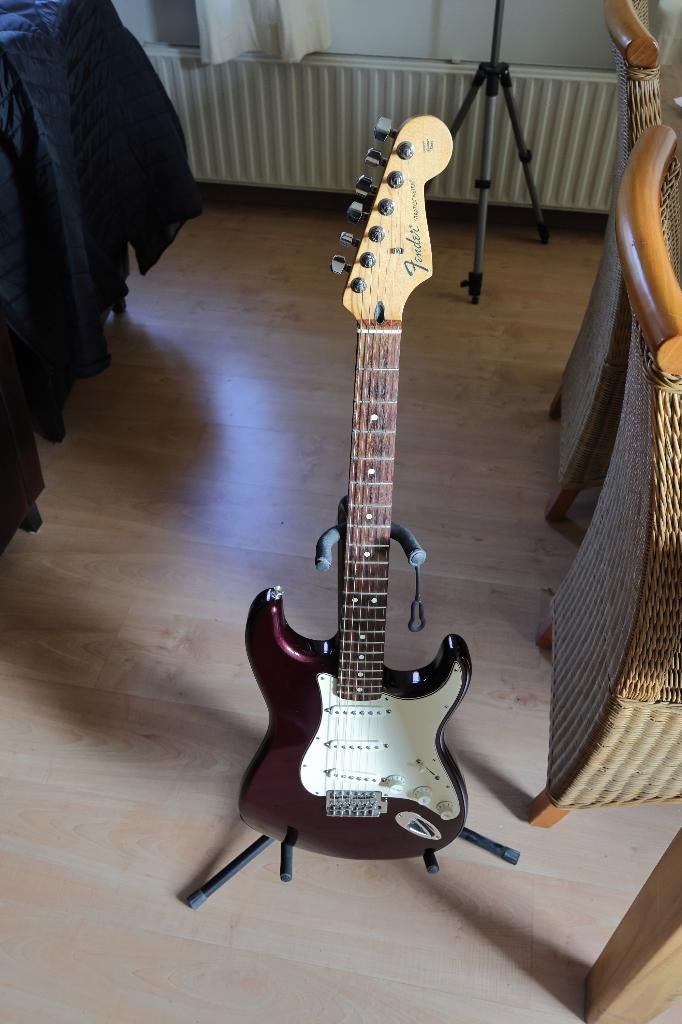 Fender Stratocaster 2010 Burgundy wine, Muziek en Instrumenten, Snaarinstrumenten | Gitaren | Elektrisch, Ophalen, Zo goed als nieuw