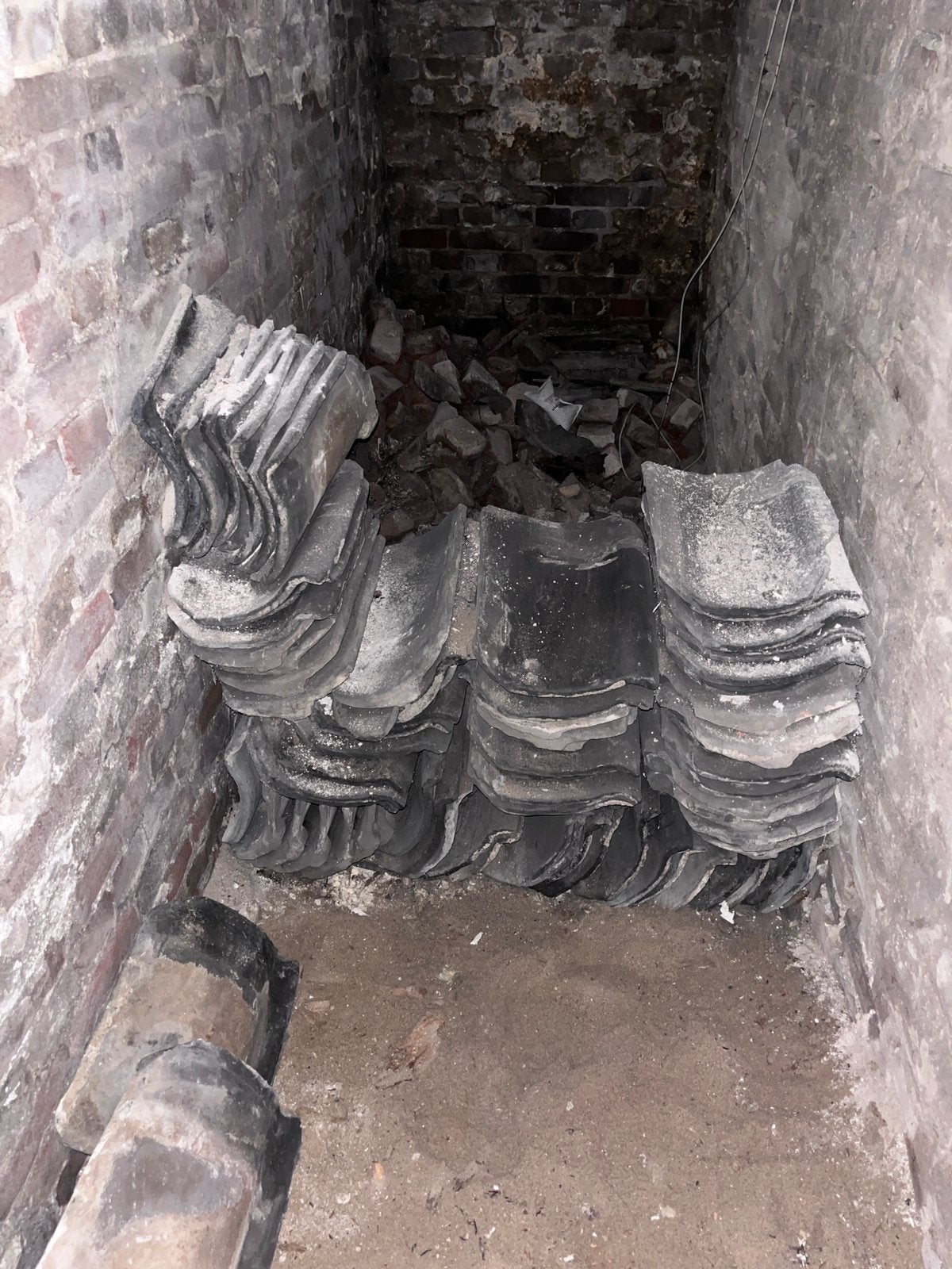 Stapel van ruim 60 zwarte oud hollandse dakpannen, Doe-het-zelf en Verbouw, Ophalen, Steen of Klei, Zo goed als nieuw, 15 m² of meer