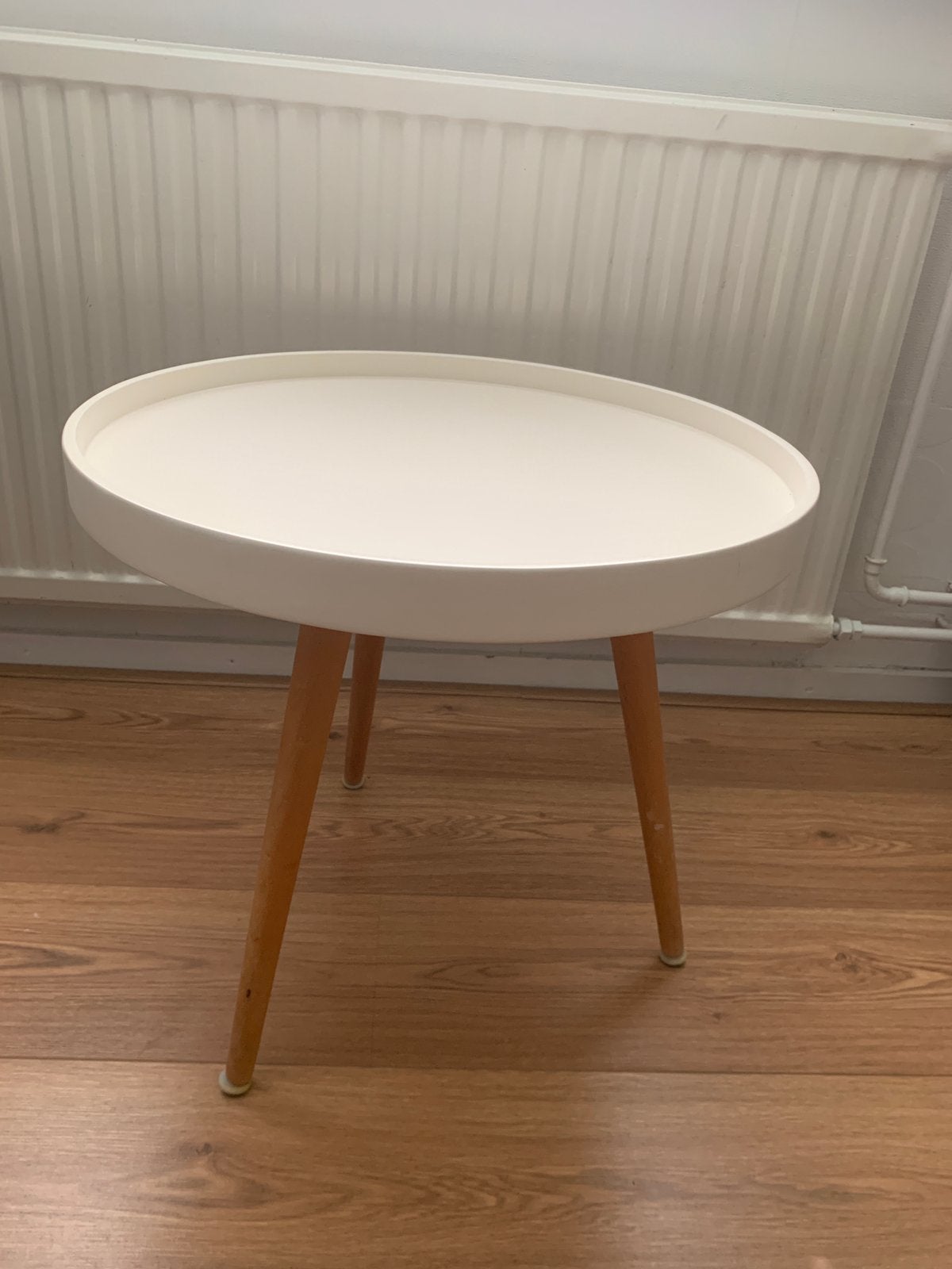 MAKKII ronde witte tafel met beukenhouten poten, Huis en Inrichting, Ophalen, Minder dan 45 cm, Minder dan 55 cm, Gebruikt