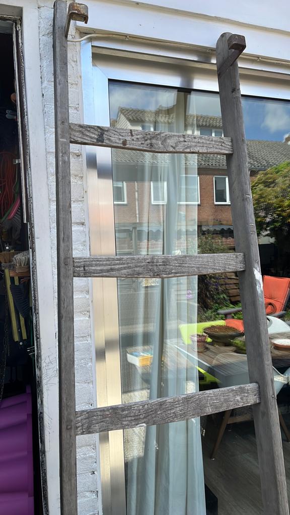 Vintage houten ladder met metalen haken 2:25 cm hoog, Doe-het-zelf en Verbouw, Ladders en Trappen, Ophalen, Gebruikt, Ladder, 2 tot 4 meter