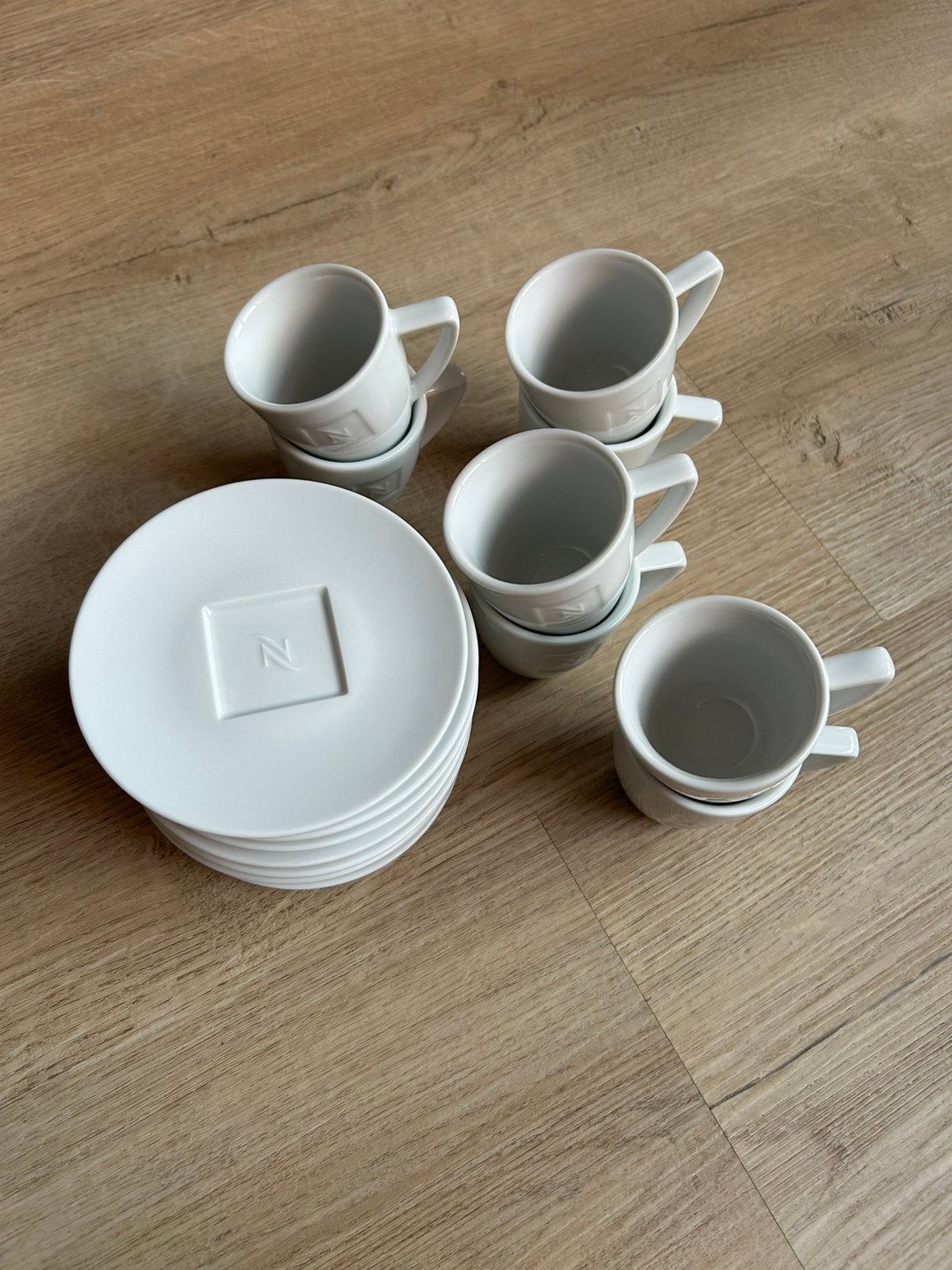 Nespresso 8 espresso kopjes met schotels wit zgan, Overige merken, Ophalen of Verzenden, Zo goed als nieuw, Overige stijlen