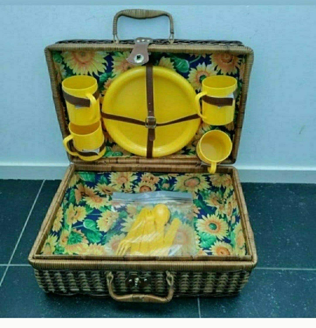 PICKNICKMAND,Kuikengeel,bestek,beker,Brocante,Riet,Geel,mand, Ophalen of Verzenden, Zo goed als nieuw
