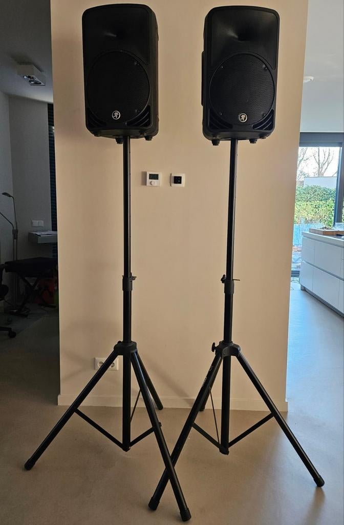 Set van 2 Mackie SRM 350 V2 inclusief statieven, Zo goed als nieuw, 120 watt of meer, Front, Rear of Stereo speakers, Ophalen