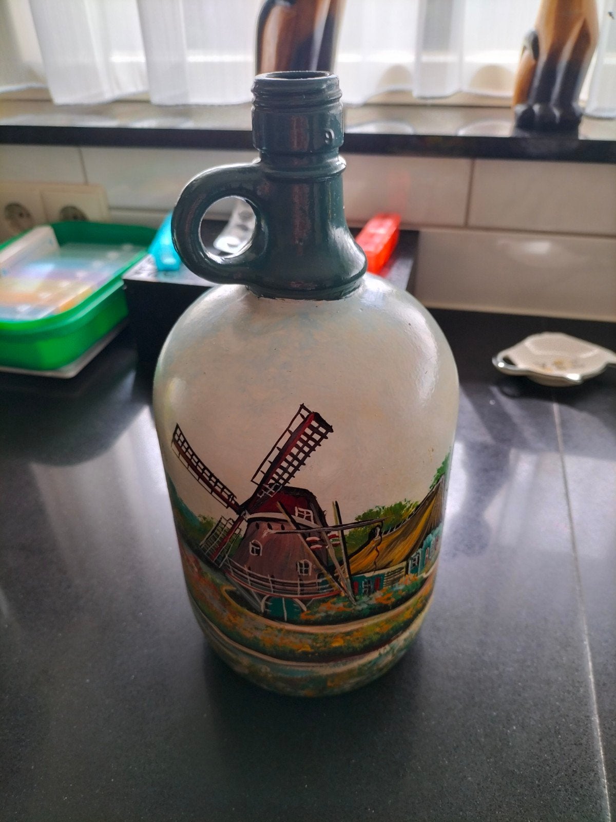 2 handgeschilderde flessen met Hollandse taferelen, Ophalen