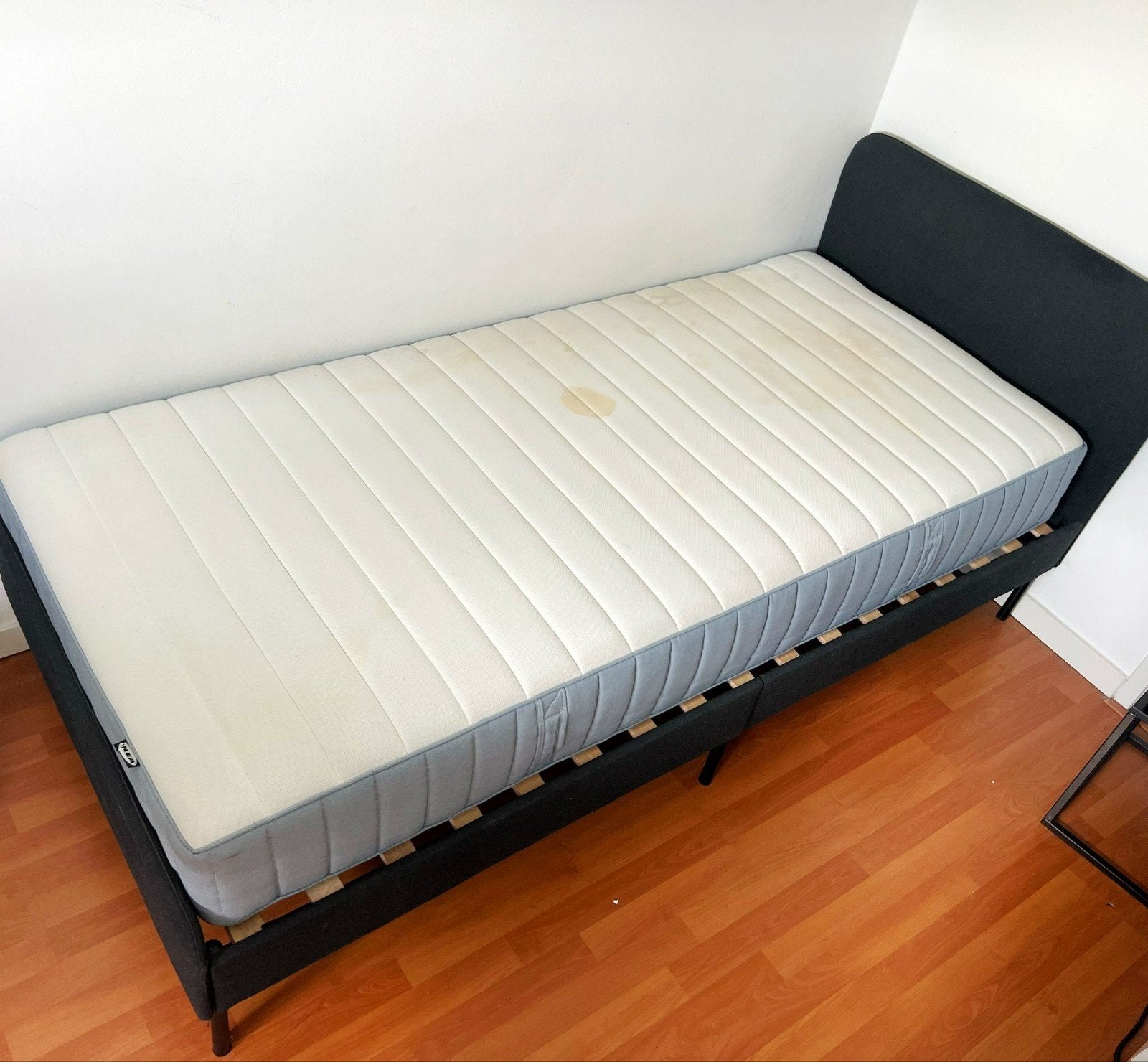 IKEA VALEVÅG matras (90x200 cm) + SLATTUM bedframe, Ophalen, 90 cm, Eenpersoons, Zo goed als nieuw
