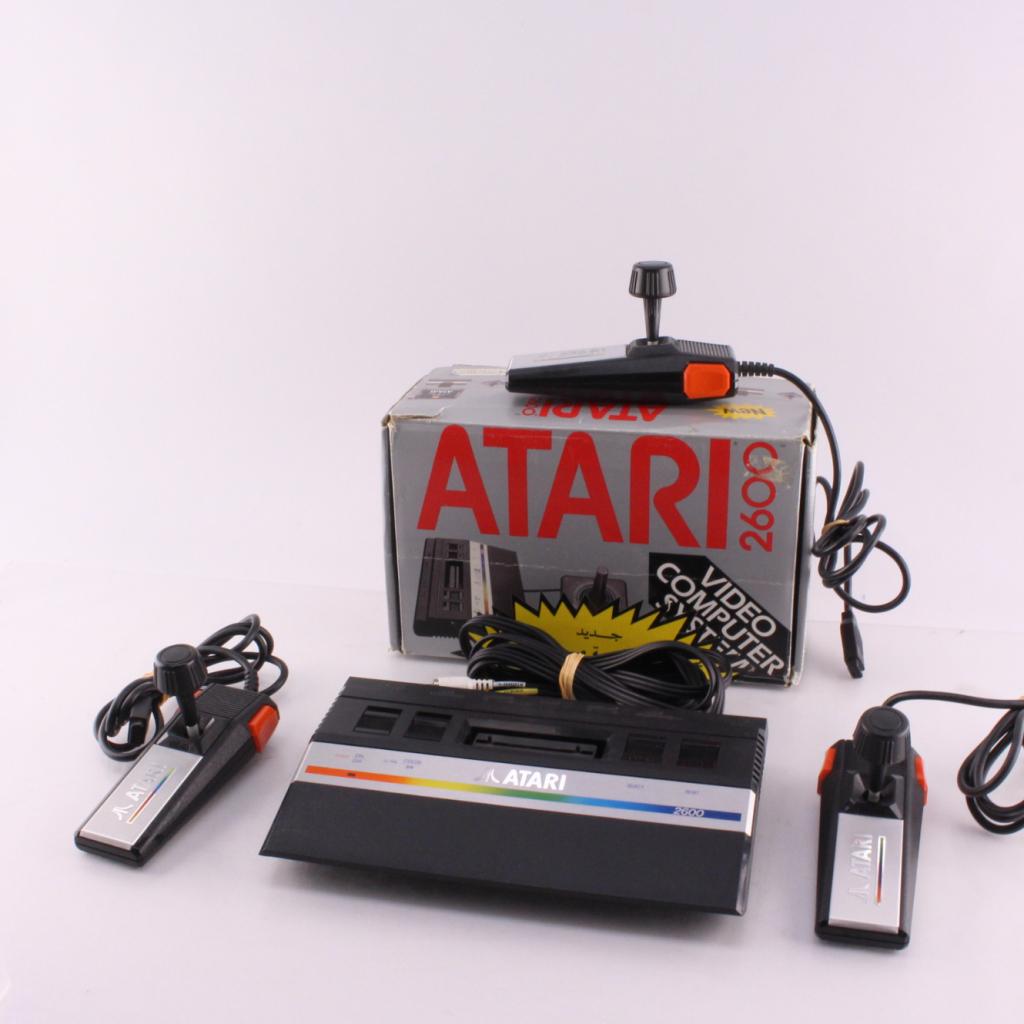 Atari 2600 | 3 Controllers | In doos | A-grade, Spelcomputers en Games, Spelcomputers | Atari, Atari, Zo goed als nieuw, Support@atari.com