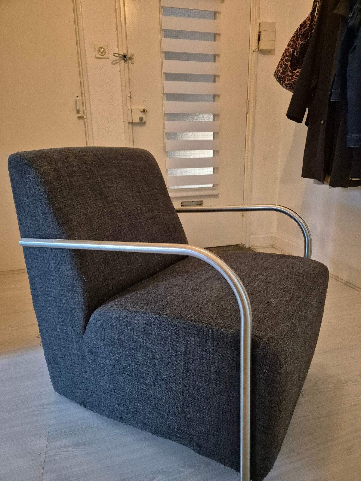 GRATIS Grijze stoel met kattenkrabsporen, Ophalen, Gebruikt, 75 tot 100 cm, Metaal