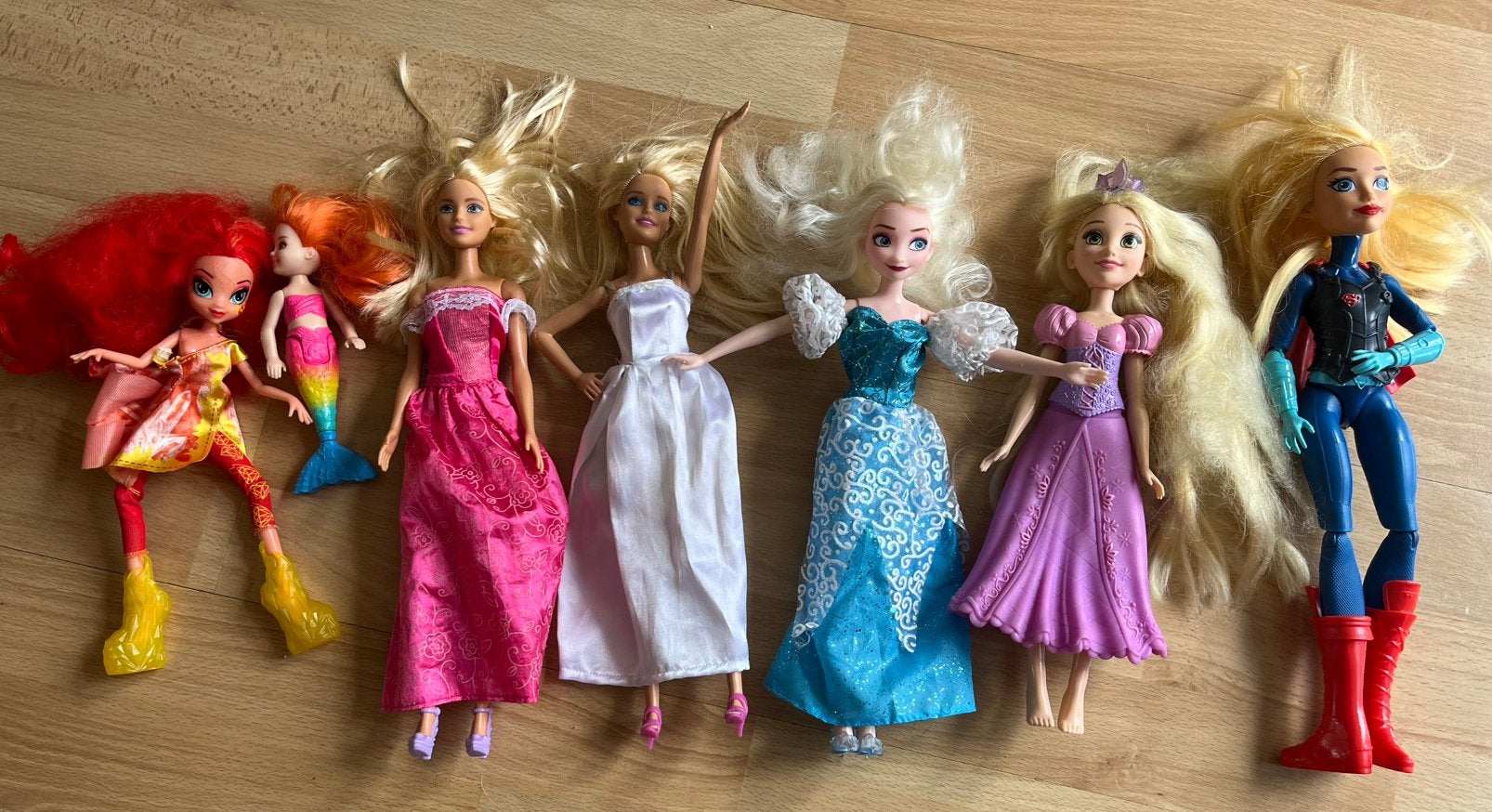7 verschillende poppen: Elsa, Barbie, Rapunzel, Super Woman, Ophalen of Verzenden, Gebruikt, Barbie