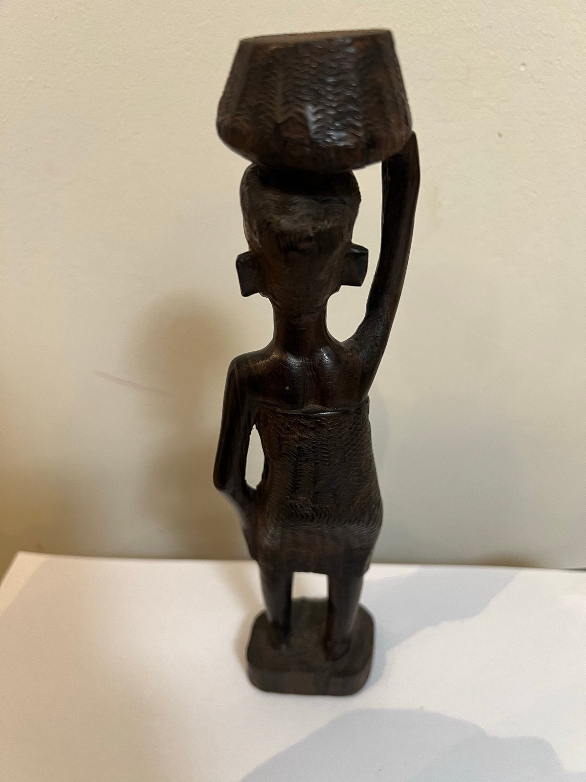 Afrikaans houten beeldje - Vrouw met mand op hoofd, Bruin, Afrika, Ophalen, Hout