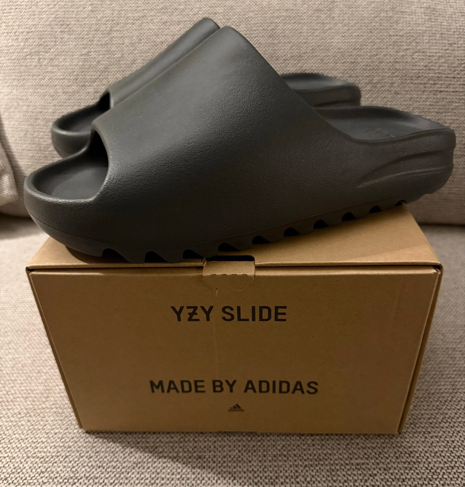 Adidas Yeezy Slide 'Dark Onyx' - Maat 46, Ophalen of Verzenden, Nieuw, Zwart, Slippers