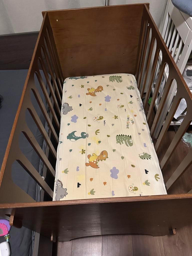 Babybed met Matras & Dinosaurus Beddengoed, 85 tot 100 cm, Ophalen of Verzenden, Zo goed als nieuw, Matras