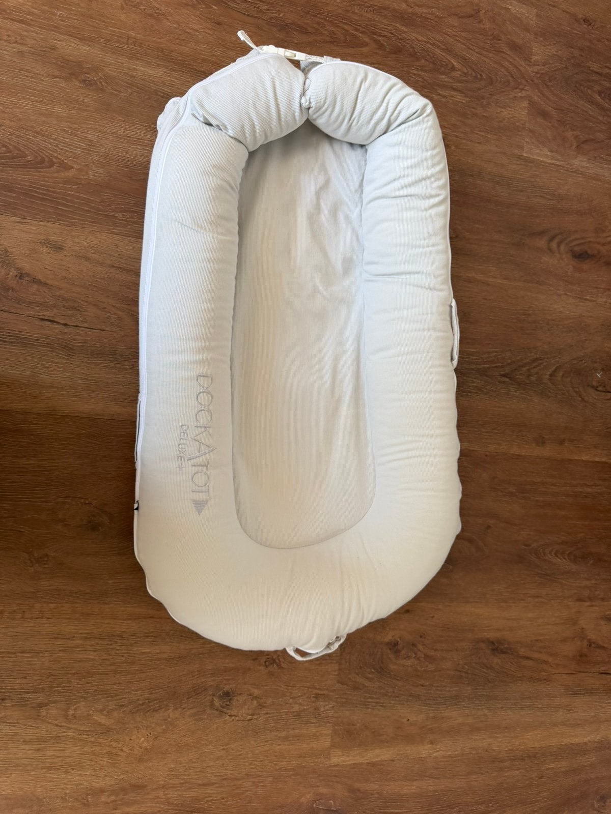 DockATot Deluxe+ babynestje – lichtgrijs/beige – nette, Ophalen, Zo goed als nieuw, Minder dan 140 cm, Minder dan 70 cm